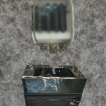 کابینت روشویی مارین کرم رنگ با طراحی دیواری ضدآب، دارای آینه و باکس جانبی برای سرویس بهداشتی مدرن