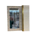 آینه و باکس مارین کرم سایز ۶۰×۶۵ دیواری با رنگ کرم مات، فضای داخلی شلف‌دار، آینه شفاف و بدنه مقاوم در برابر رطوبت – نایب‌استور