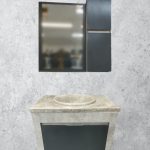 کابینت روشویی دیواری ۴۰×۶۰ طوسی مات با صفحه سنگ طبیعی ژوپیتر یا پیزا، بدنه PVC ضدآب و یراق آرام‌بند
