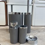 سطل و برس سرویس بهداشتی طوسی با طراحی ساده و کاربردی