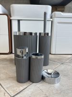 سطل و برس سرویس بهداشتی طوسی با طراحی ساده و کاربردی