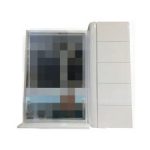 آینه باکس مستطیلی سفید سایز ۸۰ در ۲۵ سانتی‌متر با طراحی دیواری، بدنه ضد آب و فضای داخلی با طبقات، مناسب سرویس بهداشتی و حمام