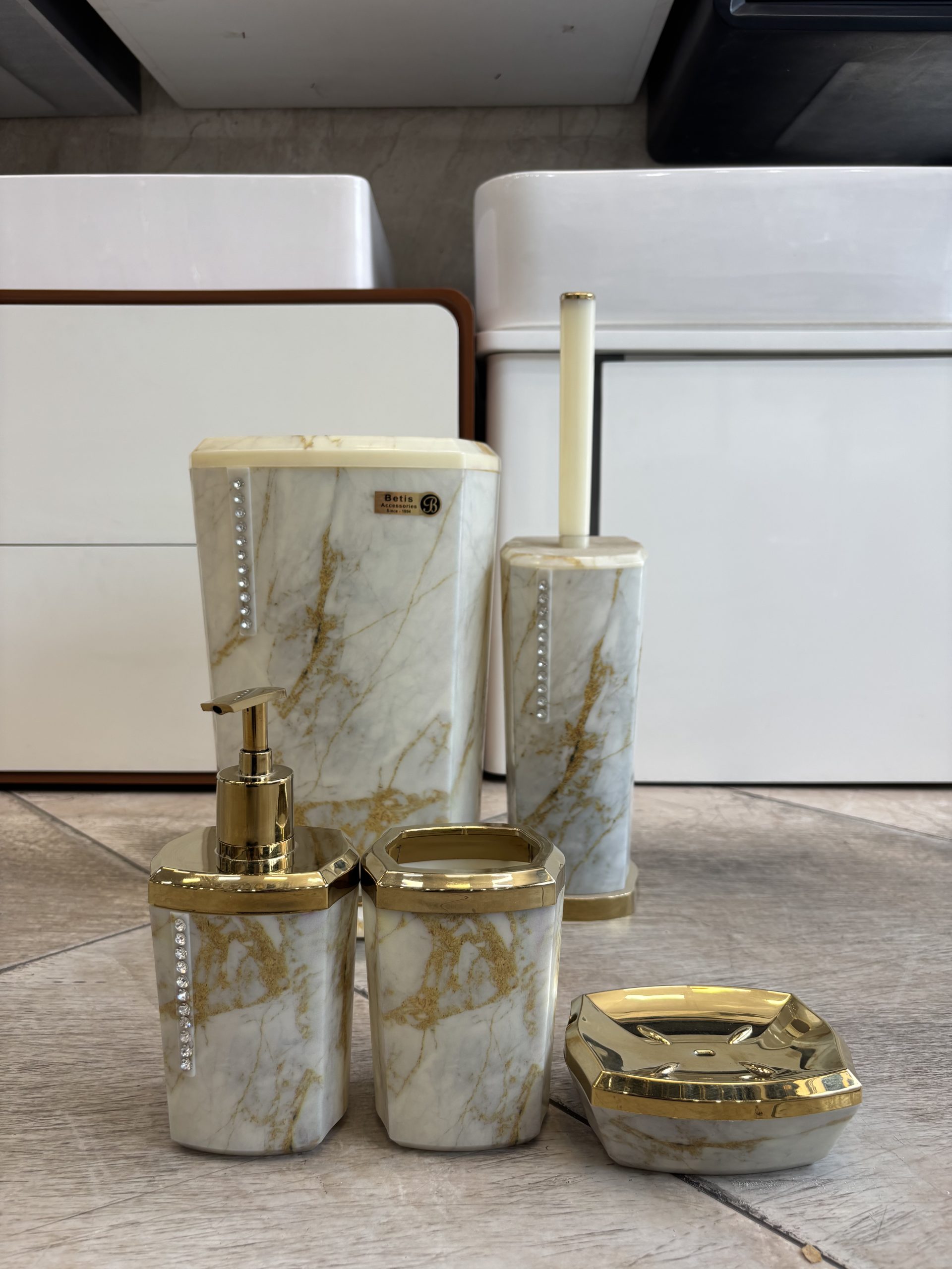 IMG_1373 ست سرویس بهداشتی 5 پارچه طلایی نگین دار بتیس - Image 1